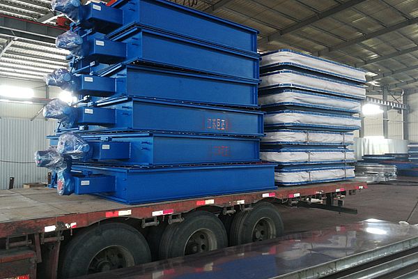 公司擋板門、膨脹節(jié)裝車過程中，準(zhǔn)備發(fā)貨了