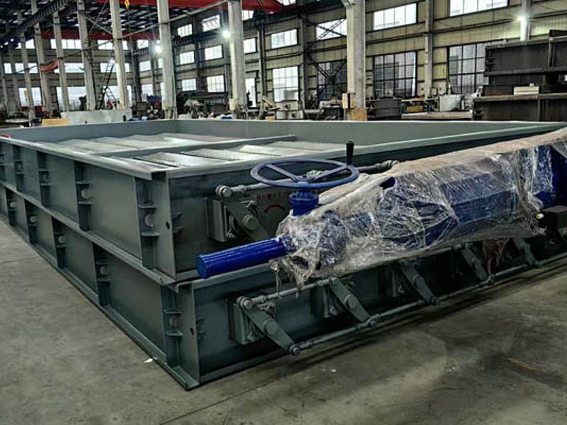 一批擋板門設(shè)備完工發(fā)貨了